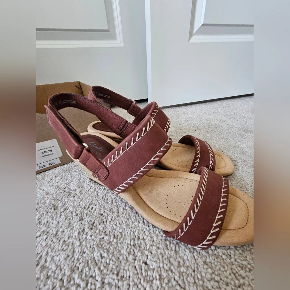 New In Box Clarks Collection Women's Kyarra Rose Nubuck Wedge Sandal Tan Sz 10
